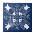 Carreau Poisson sous-marin avec Arrière - plan bleu<br><div class="desc">Rendez-vous des esprits des poissons,  ce design présente une scène sous-marine avec des coquillages sur un arrière - plan bleu. Un grand cadeau pour un ichthyologiste ou quiconque aime la vue de poissons qui ont une baignade!</div>