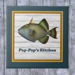 Carreau Poissons-triporteurs en Or Turquoise profond et or<br><div class="desc">Cette image vintage extraordinaire de Pseudobaliste fuscus, communément appelé le trigogne à pois bleu ou jaune, est un joyeux ajout à votre maison. Customisez le texte pour ajouter votre nom, ou une autre pièce si vous affichez la mosaïque ailleurs. Assurez-vous de personnaliser le texte lorsque cela est indiqué. Elle est...</div>