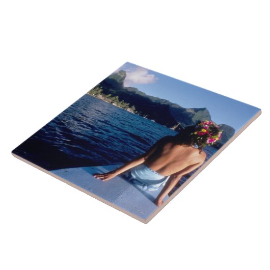 Carreau Polynésie française, Moorea. Femme qui aime la vue (Côté)