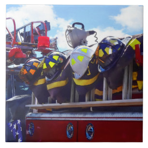 Carreau Pompiers - Casque sur camion-pompier