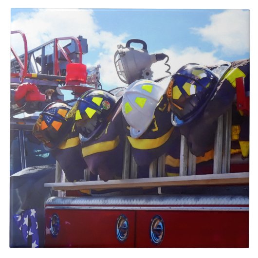 Carreau Pompiers - Casque sur camion-pompier (Devant)