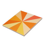 Carreau Pop Art Modern 60s Funky Geometry Rays in Orange<br><div class="desc">Ce design pop art branché,  d'inspiration rétro des années 60,  a des rayons orange/sunbursts lumineux et psychédéliques tournés dans un motif géométrique. Ce design branché,  minimaliste et ultra-moderne comporte douze rayons dans des tons orangés variés. C'est super,  bébé.</div>