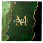 Carreau Porte en marbre vert et or<br><div class="desc">Ce carrelage est doté d'un élégant arrière - plan en marbre d'agate glamour avec des détails de gemstone de géode et des accents de parties scintillant d'or faux. Le monogramme combine écriture manuscrite et polices sans serif modernes pour un look élégant et sophistiqué. Cela fera le cadeau idéal car il...</div>