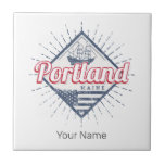 Carreau Portland Maine City États-Unis Vintage USA<br><div class="desc">Portland dans le Maine, ville en Amérique, voilier vintage design souvenir. Conception du drapeau américain de la ville rétro de Portland pour un voyage aux États-Unis et dans le comté de Cumberland ou des vacances dans le Maine. Portland par bateau pour les vacances aux USA. Portland aux Etats-Unis avec voilier...</div>