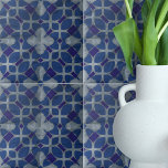 Carreau Portugais Azulejo Mosaïque gris bleu<br><div class="desc">Présentant un design de céramique exceptionnel qui présente un motif de mosaïque géométrique captivant dans les tons bleu et gris. S'inspirant des tuiles intemporelles de l'Azulejo portugais,  ce motif se distingue par son cadre patiné en pierre.</div>