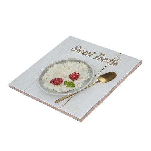 Carreau Pudding de riz à dents sucrées avec dessert de fra (Côté)