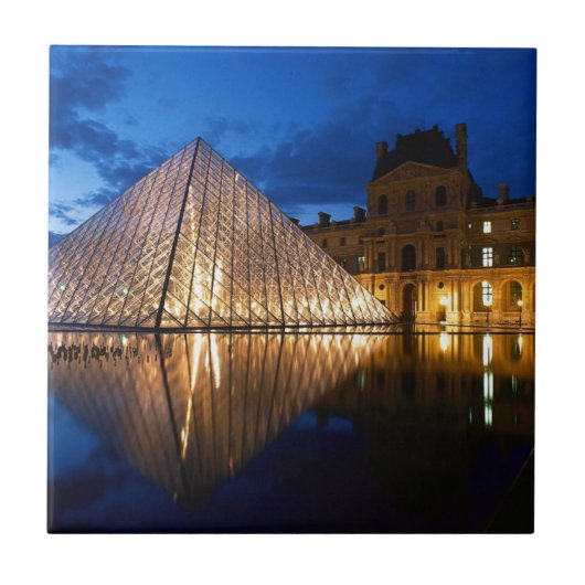 Carreau Pyramide dans le musée de Louvre, Paris, France (Devant)