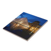 Carreau Pyramide dans le musée de Louvre, Paris, France (Côté)