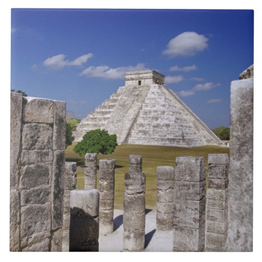 Carreau Pyramide de Kukulcan comme vu du groupe de (Devant)