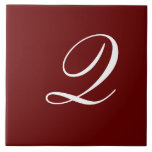 Carreau Q Monogramme Blanc initial sur Maroon<br><div class="desc">Lettre blanche classique Monogramme sur Arrière - plan rouge foncé,  Q.</div>