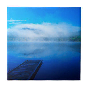Carreau Quai sur un lac calme et brumeux, Californie