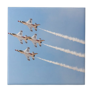 Carreau Quatre F-16 Thunderbirds volent en formation rappr