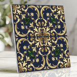 Carreau Queen Esther Damask Soll Marine Blue Gold<br><div class="desc">Inspiré par l'élégance d'une cour royale, ce carrelage en céramique "Queen Esther" apporte une touche de luxe à tout espace. Le design est composé d'un damas et d'un motif de défilement en or et en crème, placés contre un riche arrière - plan bleu marine, aux accents vert émeraude. Ce carrelage...</div>