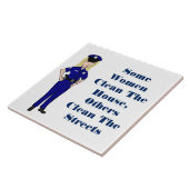 Carreau Quelques femmes nettoient l'humour de policier (Côté)