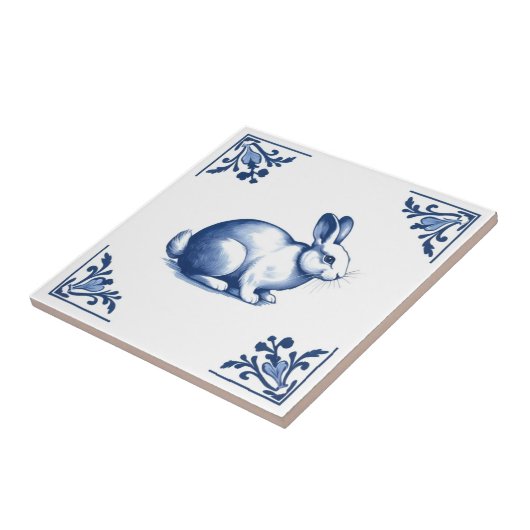 Carreau Rabbit avec des angles floraux bleus et blancs (Côté)
