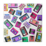 Carreau Rétro enregistreurs à cassettes modelés des années<br><div class="desc">Ces cool et rétros motifs colorés lumineux au néon de régression des années 80 et des années 90 sur des enregistreurs à cassettes est parfait pour la personne à la mode et élégante. Son amusement et copie espiègle est grand pour beaucoup de cadeaux et d'occasions. Appréciez cette conception drôle et...</div>