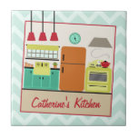 Carreau Rétro tuile colorée de cuisine<br><div class="desc">Une tuile de cuisine comportant une illustration d'une rétro cuisine inspirée décorée d'un rouge,  d'une turquoise,  d'une orange,  et d'un modèle de couleurs jaune.  Personnalisez avec votre nom en rouge.  L'arrière - plan est bleu-clair avec des zigzags.</div>