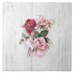 Carreau Roses élégantes rose et rouge sur bois blanchi à l<br><div class="desc">Pulvérisateur simple et élégant de roses vintages roses,  rouges et blush,  fougères de feuillage et asperges sur subtil arrière - plan rustique en bois blanc. Chambre pour votre nom ou monogramme.</div>