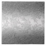 Carreau Roses et tulipes d'argent poli incorporé<br><div class="desc">Design floral élégant avec des sprays de roses argentés dimensionnels,  tulipes et feuillage sur un arrière - plan argenté à gradient lumineux. Note : Sculpté,  gravé,  gaufré et les effets dimensionnels,  l'aspect stratifié,  vieilli ou érodé,  les textures et les ombres réalisées numériquement. Le produit réel a une surface lisse.</div>