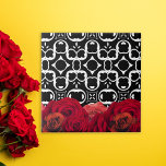 Carreau Roses Rouges Sur Motif Géométrique Noir Et Blanc<br><div class="desc">Design élégant de tuiles décoratives florales avec des roses rouges sur un motif géométrique noir et blanc.</div>