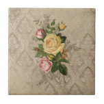 Carreau Roses vintages et Damask<br><div class="desc">Design à texture riche avec un spray de roses vintages en jaune et rose avec un délicat ornement floral gravé sur un arrière - plan damassé en lin vintage.</div>