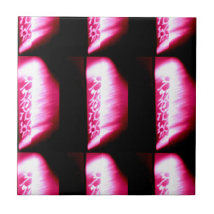 Carreau rouge sur tuile noire