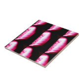 Carreau rouge sur tuile noire (Côté)