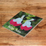 Carreau Salvia Florale aux lèvres chaudes rouges et blanch<br><div class="desc">Carrelage en céramique qui présente une photo des petites fleurs rouges et blanches de Hot Lips Salvia,  également connu sous le nom de Littleleaf Sage. Un joli design floral ! Sélectionnez votre taille de tuile. Fait une grande cuisine trivet!</div>