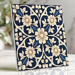 Carreau Sapphire victorien bleu et ivoire daisy<br><div class="desc">Ce design d'inspiration victorienne, Arts and Crafts, présente un arrière - plan bleu saphir profond époustouflant, orné de marguerites en ivoire et de tourbillons complexes. Le style peint à la main et la trace symétrique de fleurs évoquent un charme ancien intemporel, parfait pour élever des backsplashes, des murs d'accents ou...</div>
