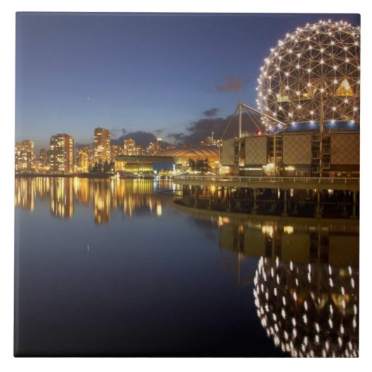 Carreau Science World et CBD reflétés dans False Creek, (Devant)