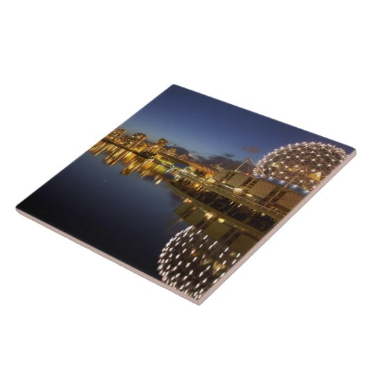 Carreau Science World et CBD se reflètent dans False Creek (Côté)