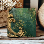 Carreau Script en or vert Emeraude vintage<br><div class="desc">Un design d'inspiration vintage,  avec des textures de peinture en relief et des éléments de feuillage en bas en vert émeraude foncé et en or,  agrémenté d'écriture manuscrite en or. [REMARQUE : La surface de la dalle est plate,  non surélevée; les effets font partie d'une image imprimée à plat.]</div>