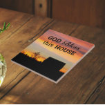 Carreau Silhouette du coucher de soleil de la maison<br><div class="desc">Carrelage en céramique avec la photo d'un coucher de soleil coloré avec une bénédiction de maison qui dit,  "Dieu bénisse cette maison" en lettres noires. Sélectionnez votre taille de tuile. Fait un cadeau réfléchi pour la famille et les amis.</div>