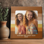Carreau Simple 1 Modèle photo - Bordure couleur chaude - T<br><div class="desc">Utilisez une photo carré et faites un cadeau unique et tendance. Cette conception minimale moderne comprend une bordure dans une couleur de votre choix (changez-la dans la zone de conception avancée) et une ligne de texte simple pour ajouter des noms et d'autres informations sur l'événement. Si vous avez besoin de...</div>
