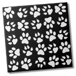Carreau Simple Black Pet chien de compagnie Motif<br><div class="desc">Super mignon et moderne petit imprimé avec pattes d'animaux en noir et blanc, mais vous pouvez changer la couleur arrière - plan pour faire n'importe quelle couleur avec des empreintes de pattes blancs! Parfait pour une impression mignonne. Idéal pour les amoureux des animaux de compagnie et les parents d'animaux de...</div>
