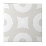 Carreau Simple Moderne Design Design Gris Cercles Beige Bl<br><div class="desc">Design contemporain et élégant en céramique, cercles gris beige clair avec des points sur un arrière - plan blanc. Parfait pour le design d'intérieur ou le retour en arrière. Les cercles deviennent visibles quand plus de tuiles sont assemblées. Vous pouvez vérifier à quoi ressemble le motif lorsque les tuiles sont...</div>