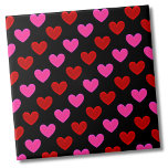 Carreau Simple Motif de coeur moderne<br><div class="desc">Carrelage en céramique Motif moderne et brillant, noir rose rouge-coeur. Petite impression super douce avec des coeurs rouges et roses. Parfait pour un imprimé mignon ou bien pour la Saint-Valentin ! Choisissez la couleur arrière - plan pour répondre à vos besoins ! Que vous souhaitiez utiliser ce carrelage comme petit...</div>