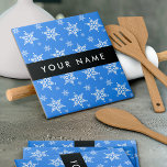 Carreau Snowflakes blanc, Bleu, Votre nom, Personnaliser<br><div class="desc">Joli,  amusant et adorable motif avec des flocons blancs sur arrière - plan bleu. Un cadeau moderne et tendance,  parfait pour les amateurs de neige dans votre vie. Personnalisez en ajoutant votre nom,  votre pseudonyme,  votre monogramme ou vos initiales.</div>