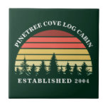 Carreau Soleil couché personnalisé Cabine Lake House Green<br><div class="desc">tuile en céramique couché de soleil cool dans beau vert de forêt. Cool décor personnalisé maison de lac pour votre cabine en rondins customisé de votre nom de famille sous les arbres.</div>