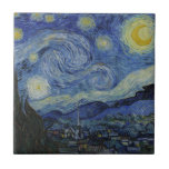 Carreau Starry Night Vincent van Gogh<br><div class="desc">Cette belle mosaïque d'art montre le célèbre tableau du peintre post-impressionniste néerlandais Vincent van Gogh, "La nuit étoilée". Peint pendant son séjour à l'asile de Saint Rémy dans les années 1880, van Gogh dépeignait les collines ondulantes et les cyprès qu'il voyait depuis sa fenêtre. Il a aussi ajouté le village,...</div>