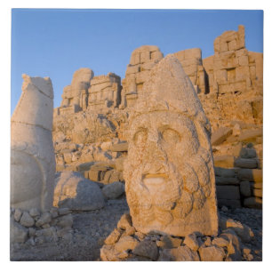 Carreau Statues de tête colossales de Dieux gardant les