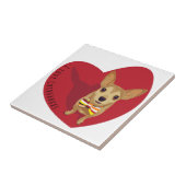 Carreau Tan Chihuahua avec cravate arc dans un coeur rouge (Côté)