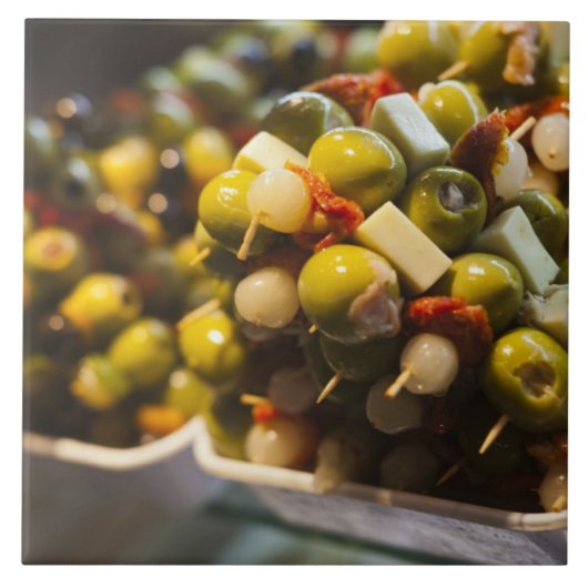 Carreau Tapas faites avec des olives farcies (Devant)