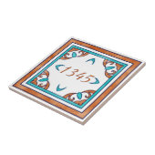 Carreau Teal et petit numéro de maison orange (Côté)