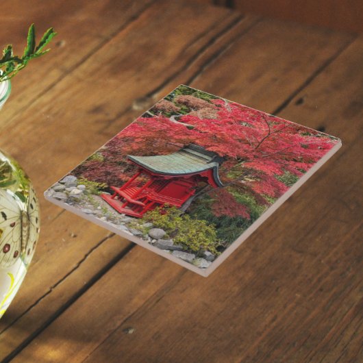 Carreau Temple japonais de jardin et feuilles d'automne