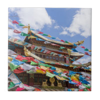 Temple tibétain avec drapeaux de prière - Yunnan,