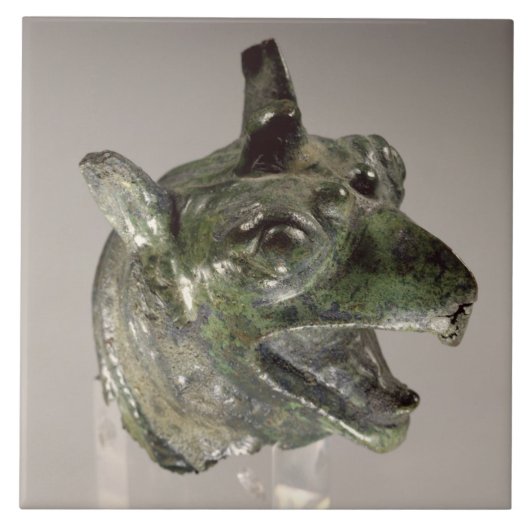 Carreau Tête de griffon, fragment d'un attachement de (Devant)