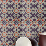 Carreau Texture en pierre détendue Mosaïque ethnique géomé<br><div class="desc">Ce carrelage en céramique est orné d'un motif géométrique fascinant qui dégage un sentiment de richesse culturelle et artistique. Le design se compose d'un ensemble symétrique de formes qui s'inspirent de motifs tribaux ou ethniques, créant une tapisserie d'intrigue visuelle. La palette de couleurs est un mélange sophistiqué de violet, turquoise,...</div>