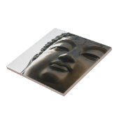 Carreau Tian Tan Bouddha Face gros plan (Côté)