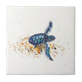 Carreau Tortue de mer de bébé émergeant du sable (Devant)